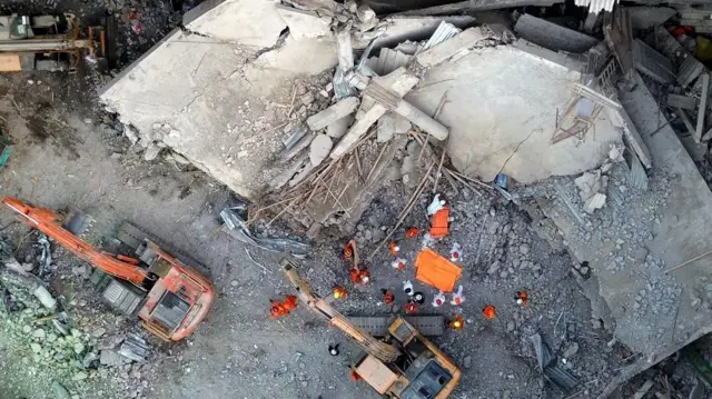 Foto udara petugas mengevakuasi jenazah korban runtuhnya bangunan mushalla di Pondok Pesantren (Ponpes) Al Khoziny di Kecamatan Buduran, Sidoarjo, Jawa Timur, Senin (6/10/2025).