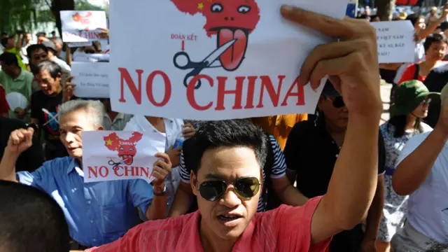 Manifestantes en Vietnam con carteles en contra de China