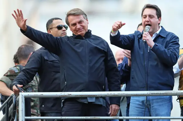 Jair Bolsonaro e Ratinho Júnior em palanque