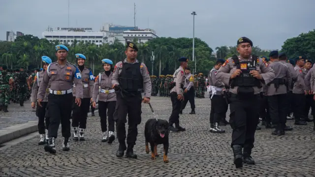 Polisi membawa anjing pelacak saat mengikuti Apel Gelar Kesiapan Pengamanan Kegiatan Perayaan Malam Tahun Baru 2026 di kawasan Monas, Jakarta, Rabu (31/12/2025).