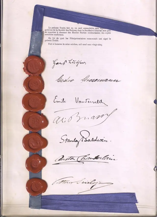 Білий листок з дрібним текстом угорі, під ним червоні воскові печатки та підписи