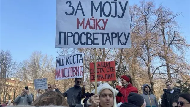 Један од учесника протеста у знак подршке просветним радницима испред ресорног министарства