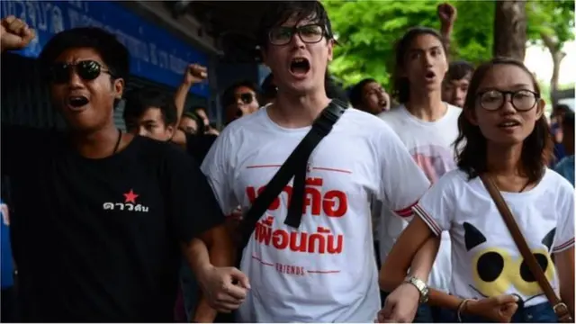 ไผ่ จตุภัทร์, รังสิมันต์ โรม, ลูกเกด ชลธิชา (ซ้ายไปขวา) เดินขบวนประท้วงจากแยกคอกวัวไปยังอนุสาวรีย์ประชาธิปไตย เมื่อวันที่ 25 มิ.ย. 2558