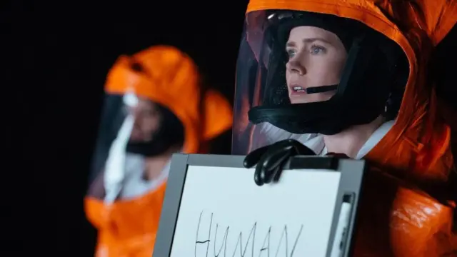 艾米·亚当斯扮演由美国军队派出的语言学家，前去解密降临在地球上的神秘外星生物的语言