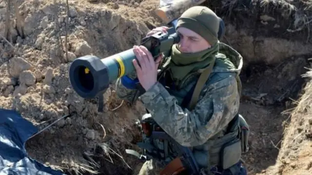 Wani sojan Ukraine dauke da abin harba makami mai linzami da Amurka ta ba su