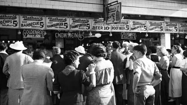 К 1930-му Nathan's выросли в процветающую империю, за их хот-догами выстраивались очереди