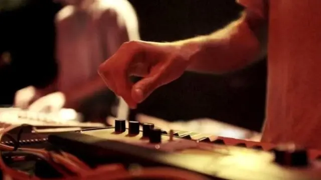 Un DJ maneja la consola en Bassiani.