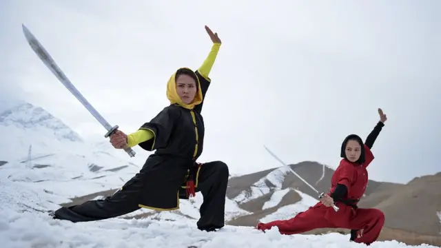 Afganistan’da kadınlar wushu dövüş sporunu öğreniyor.