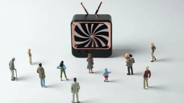 Montagem tipo maquete mostrando pessoassohoo pokervárias idades e aparências olhando para grande TV