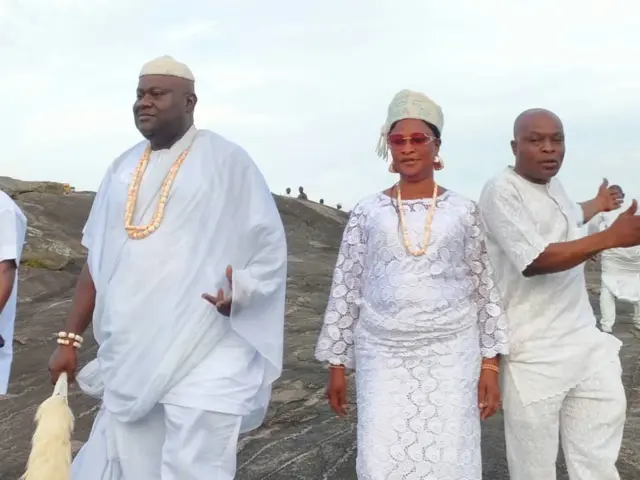 Kabiyesi Ọwa Ale ati awọn eeyan ilu Ikarẹ nibi ayẹyẹ ọdun Olokemeji