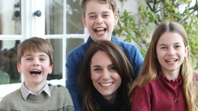 Kate aparece sorridente com os três filhos
