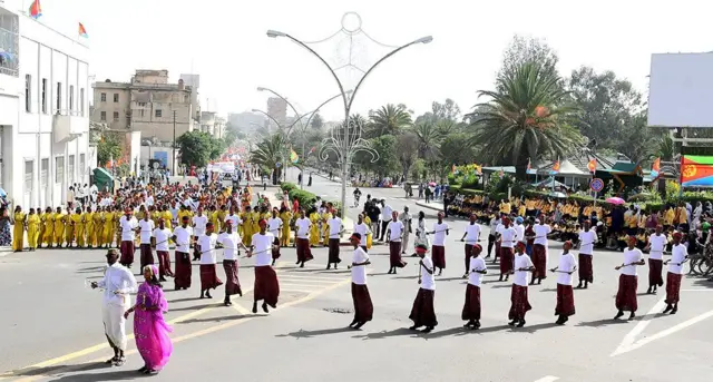 ጐደና ሰማእታት ወዲኦም ናብ ሓርነት ዝተቐልቀሉ ተሳተፍቲ ካርኒቫል