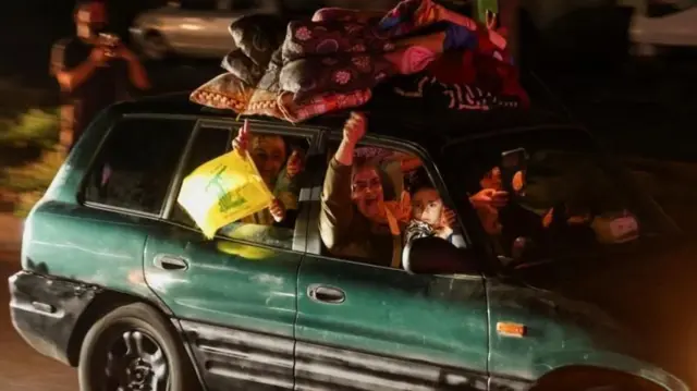 personas en un auto celebrando en Líbano el anuncio del cese del fuego