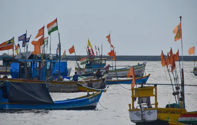 મહારાષ્ટ્ર ચોમાસું, મુંબઈમાં ભારે વરસાદને કારણે જનજીવન ઠપ, મેટ્રો સ્ટેશનમાં પાણી ભરાયા, ક્યાં કેવી સ્થિતિ, બીબીસી વૅધર, બીબીસી હવામાન, ચોમાસું બીબીસી સમાચાર, બીબીસી ન્યૂઝ ગુજરાતી