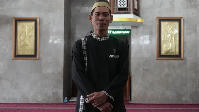 Fahrul, salah seorang pengurus Masjid Agung Asasuttaqwa yang terletak di Kampung Bugis, Desa Adat Tuban, Kuta.