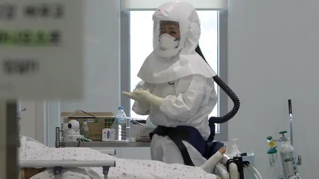 Una enfermera con equipo de protección mientras atiende a un paciente con MERS.