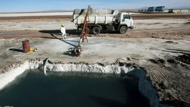 يستخرج الليثيوم من المسطحات الملحية الشاسعة في أمريكا الجنوبية، لكن عملية استخراجه تستهلك كميات هائلة من المياه