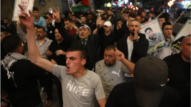 ইসরাইলি অভিযানের প্রতিবাদ করছেন ফিলিস্তিনিরা।