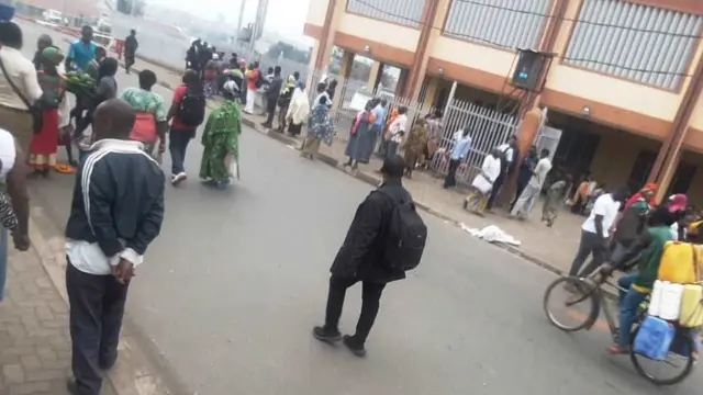 Abaturage bahagaze imbere y'umupaka bangiwe gutambuka