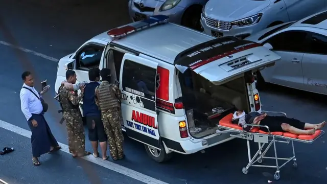 ရန်ကုန်မြို့ ကြည့်မြင်တိုင်မှာ ဒီဇင်ဘာလထဲ ဆန္ဒပြမှုကို ကားနဲ့တိုက်ဖြိုခွင်းခံရပြီး ဒဏ်ရာရသူတွေ