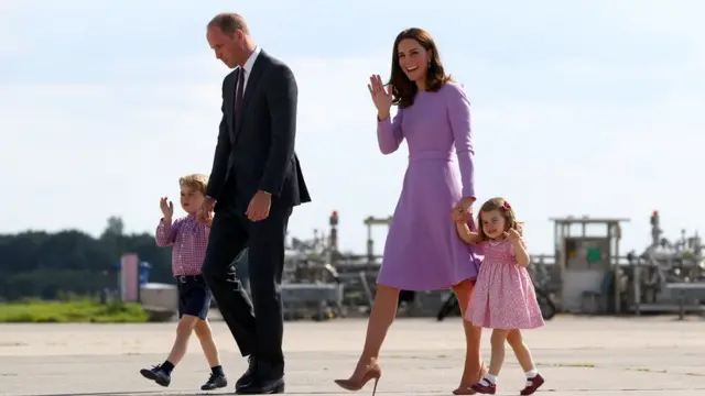 принц Джордж с родителями и сестрой