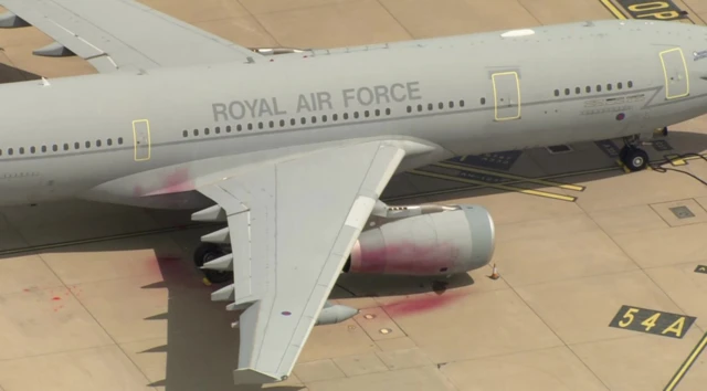 Örgütün 20 Haziran'da yaptığı eylemde boyanan uçaklardan biri görünüyor. Kanadında kırmızı boya var büyük nakliye uçağının.