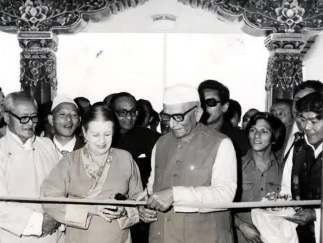 প্রধানমন্ত্রী মোরারজি দেশাইয়ের সঙ্গে সিকিমে একটি অনুষ্ঠানে কাজীনী এলাইজা মারিয়া, তার পাশে স্বামী কাজী লেন্দুপ দর্জি। ১৯৭৮