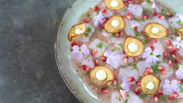 Ceviche picante de filés de peixe-leão com frutas de Helmi Smeulders