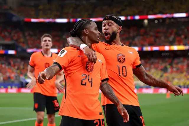 Memphis depay comemorando gol