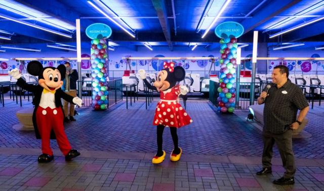 Mickey e Minnie durante reabertura do serviçoesporte bet mobilebondes na Disney da Flórida