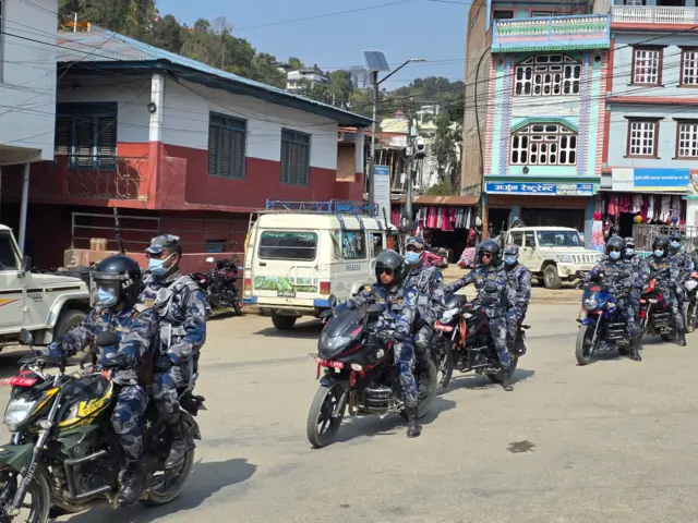 फागुन २१ गते हुने प्रतिनिधिसभा सदस्य निर्वाचनका लागि छनोट भएका निर्वाचन प्रहरी भोजपुरको बसपार्क क्षेत्रमा गस्ती गर्दै