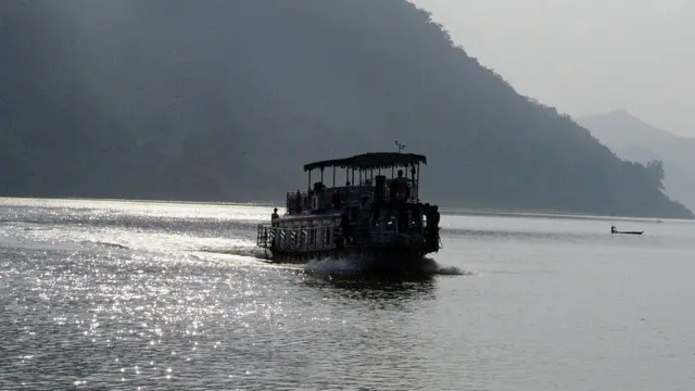 గోదావరి నదిలో ప్రయాణిస్తున్న బోటు