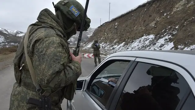 Rusiyalı sülhməramlı maşını yoxlayır