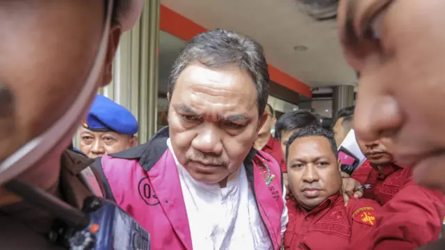 Achsanul usai ditetapkan sebagai tersangka.