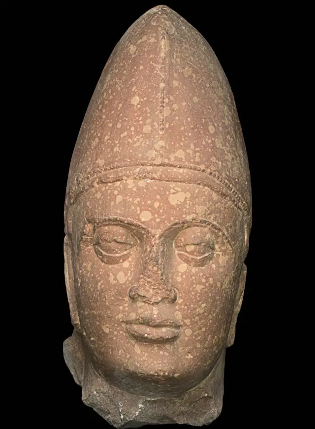 लाल रेती पत्थर से बना कुशान राजा की मूर्ति