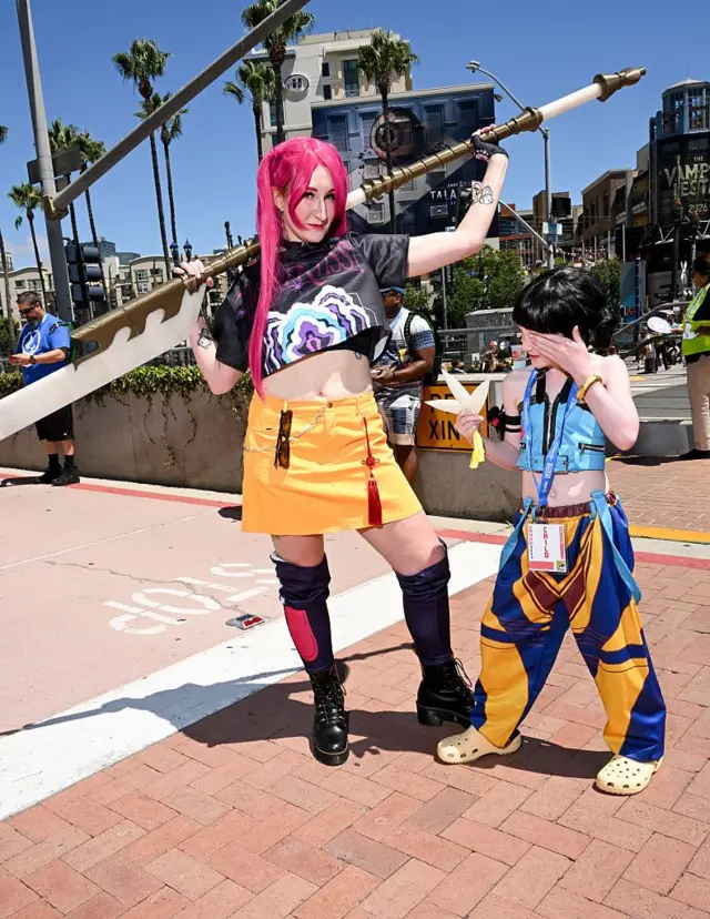Cosplayer berpakaian seperti Mira dan Zoe dari "KPop Demon Hunters" di 2025 Comic-Con International: San Diego yang diadakan di San Diego Convention Center pada 25 Juli 2025 di San Diego, California.