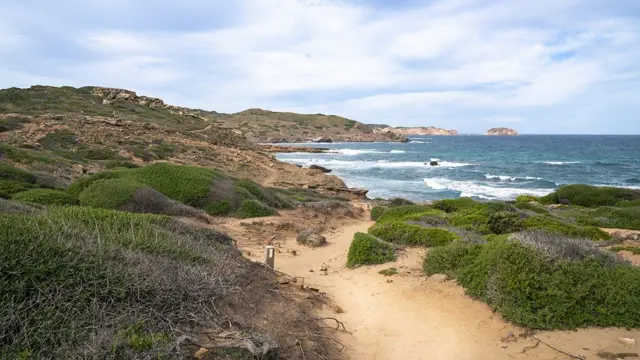 Camninho que leva a uma praia muito azul