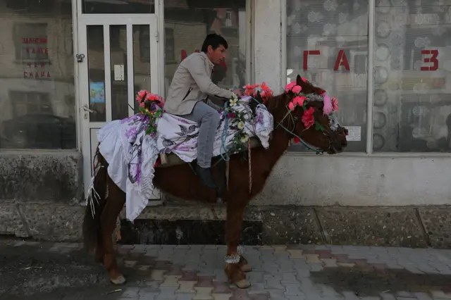 Svadbe, koje se tradicionalno organizuju tokom zimskih meseci predstavljaju značajan događaj u životu sela, kojima prisustvuje većina meštana. U njima između ostalih učestvuju i konjanici.