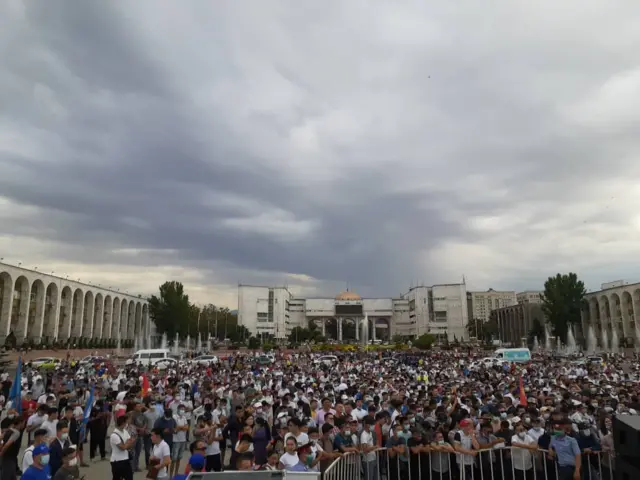 Спортчуларды колдоп аянтка чогулган эл