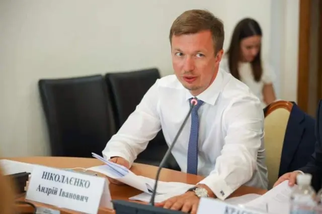 Андрій Ніколаєнко за столом