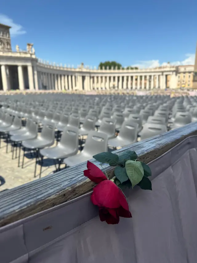 стільці у Ватикані 