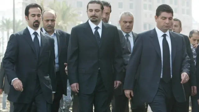 रफ़ीक हरीरी के बेटे कार बम धमाके की जगह का मुआयना करते हुए.