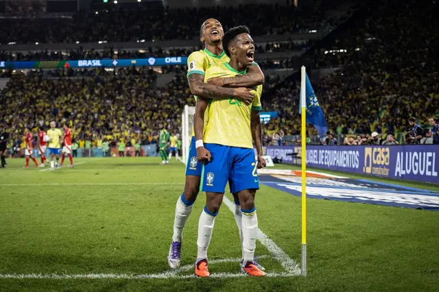 Estevão e João Pedro comemorando gol