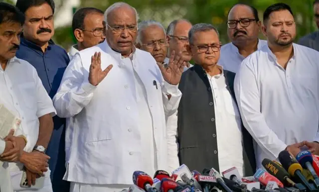 अलीकडच्या काळात संसदेच्या विशेष अधिवेशनात विरोधकांमध्ये एकजूट दिसून आली होती. सर्वांनी एकत्र येत महिला आरक्षणाशी संबंधित सुधारणा विधेयक मंजूर होऊ दिलं नव्हतं. (फाइल फोटो)