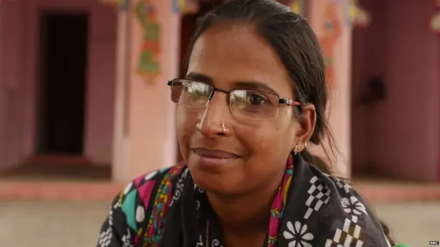 नीलमचं १४ व्या वर्षी लग्न झाल्यानंतर सासरच्या लोकांनी तिला शाळेत जायला मनाई केली होती. ती आज मुलींच्या शिक्षणाची पुरस्कर्ती आहे.