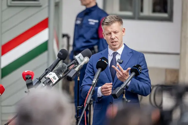 Peter Magyar basın açıklaması yaparken