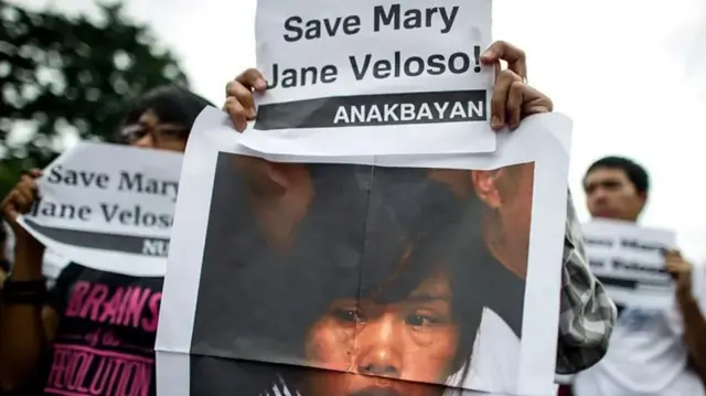 Sejumlah warga menuntut pembebasan Mary Jane Veloso di depan Istana Presiden Filipina pada 2016.