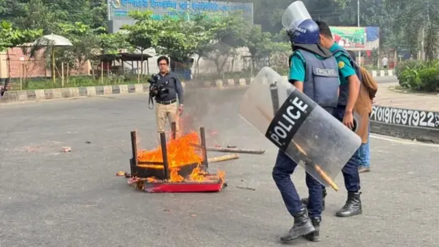 ফার্মগেট-খামারবাড়ি এলাকায় অগ্নিসংযোগ করে বিক্ষোভকারীরা