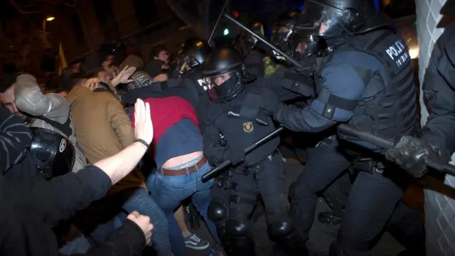 Polis kalabalığa coplarla müdahale etti.