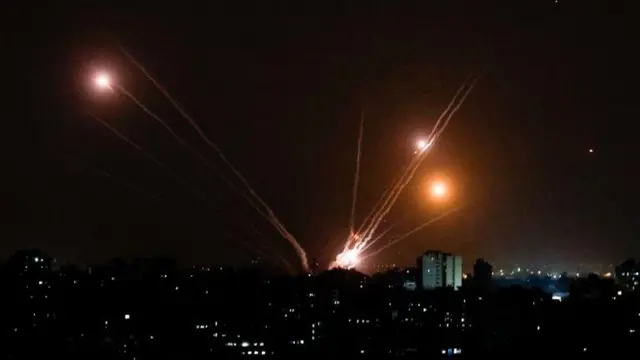 Следы ракет в ночном небе